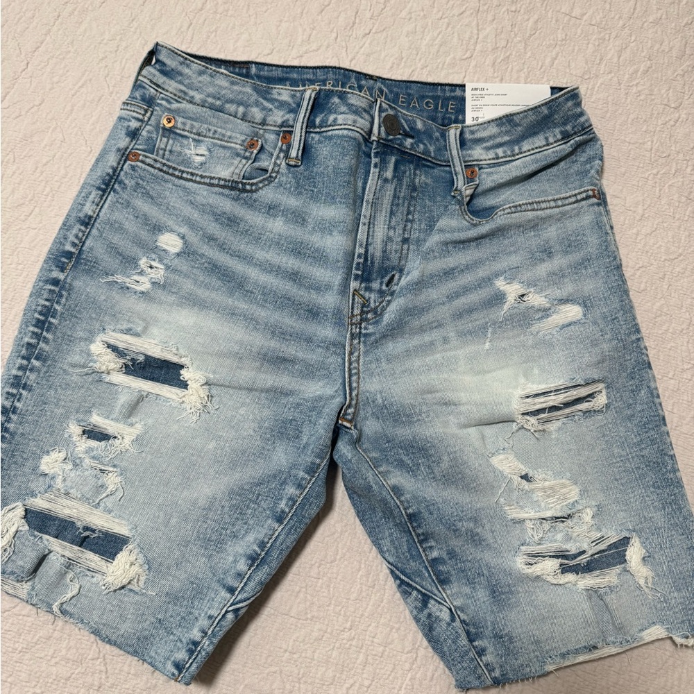 AE BNWT Men shorts air flex move free athletic jean short at the knee. Size 30.